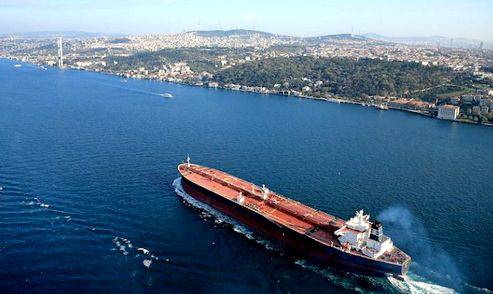 В море дрейфует флотилия танкеров с нефтью