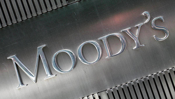 Moody's повысило прогноз по гособлигациям России до "стабильного"