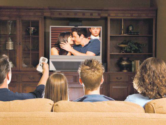 Он пришел тв. Телевизор иллюстрация. Реклама по телевизору. Он пришел тв. Реклама телевизора.