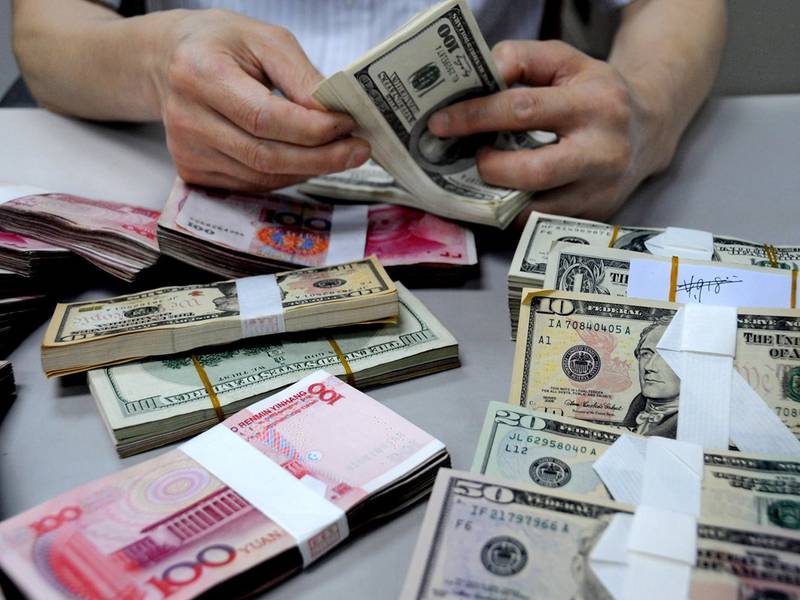 Госдума предложила запретить банковские валютные переводы граждан из России за границу