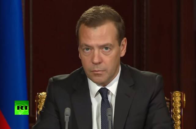 Медведев поручил подготовить обращение в суд для взыскания с Украины $3 млрд
