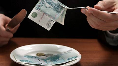 Россияне стали тратить более половины доходов на еду