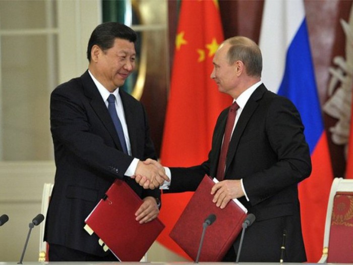 Россия и Китай наносят "золотой удар" по США