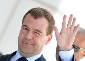 Низкие зарплаты учителей устраивают Медведева