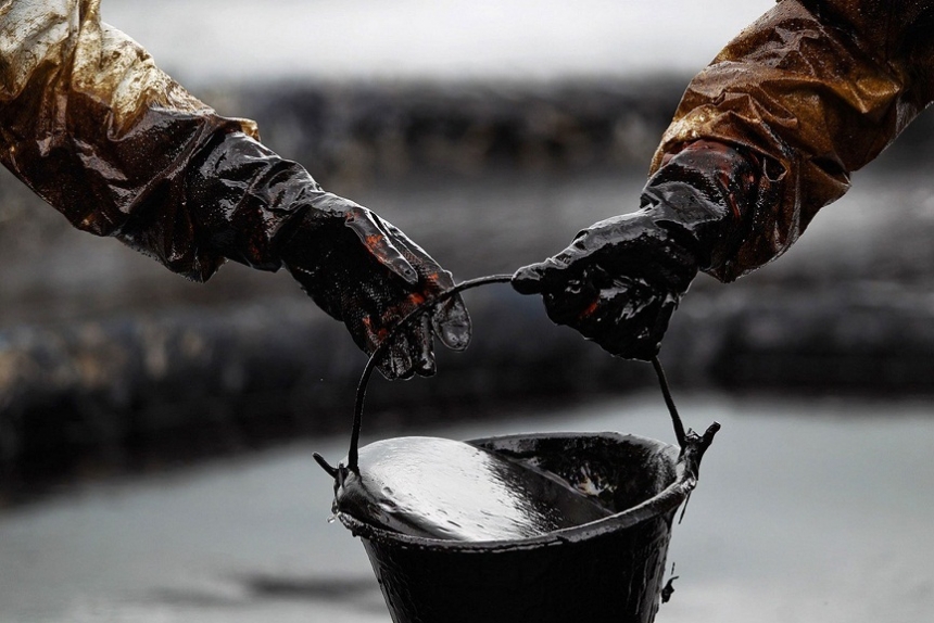 Банк Goldman Sachs рассказал, когда добыча нефти будет заморожена