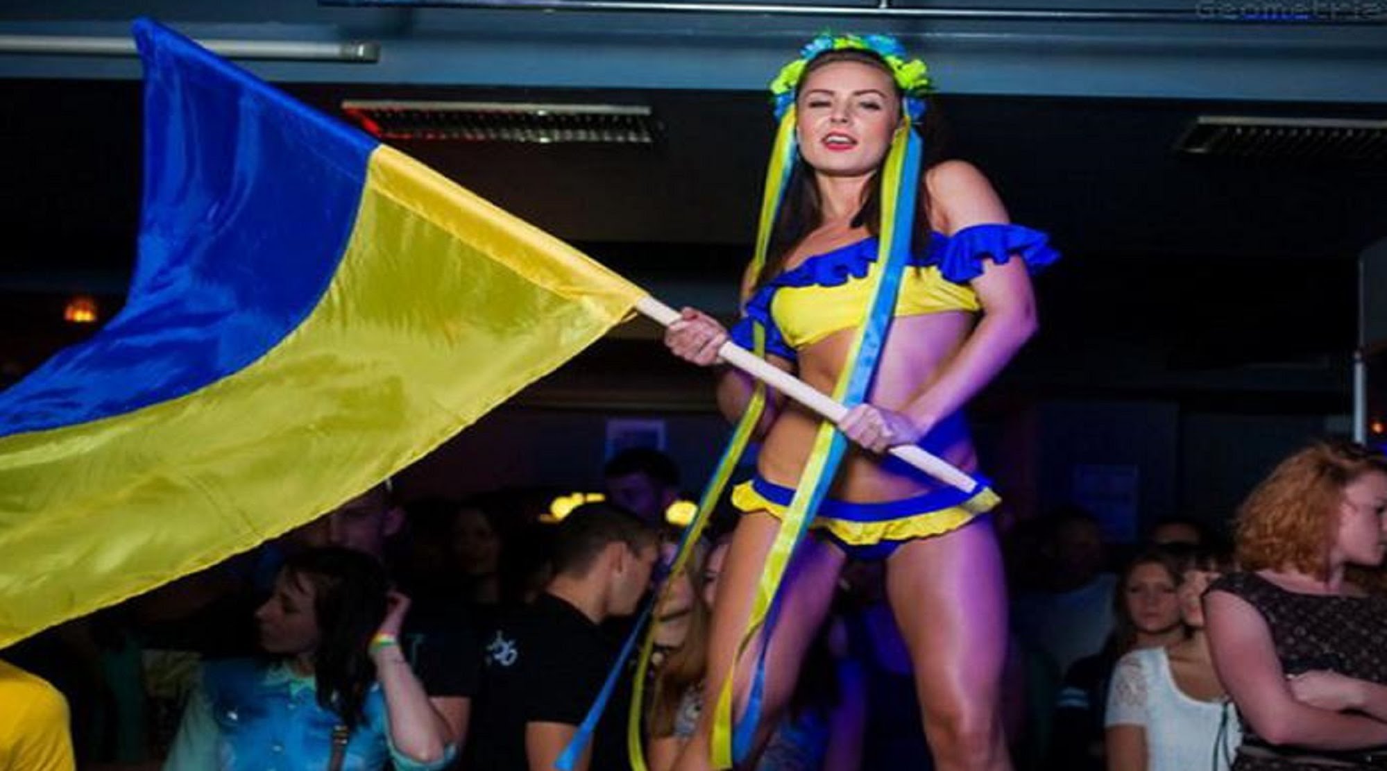 Сводил симпатичную украинку в дюны. Украинские девушки смешные. Украинка с флагом. Украинки патриотки. Украинские девушки в Европе.