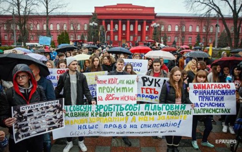 Украинские студенты наскакали себе бедность