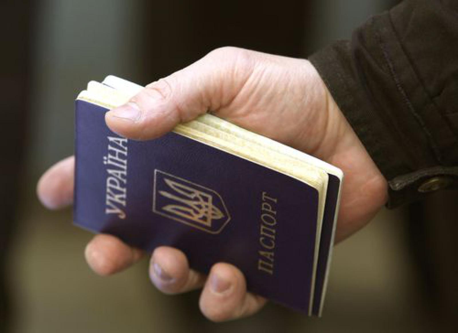 Украинский загранпаспорт в руке