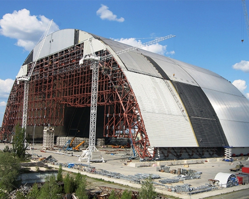 В Чернобыле над АЭС установили арку высотой в 30-этажный дом
