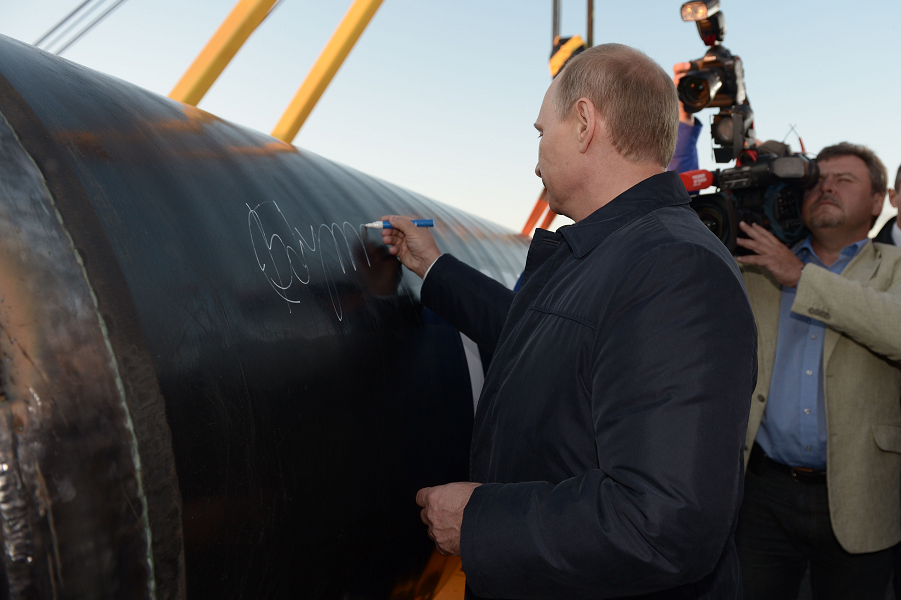 Киев кусает локти: Путин дал газ в Крым, минуя Украину