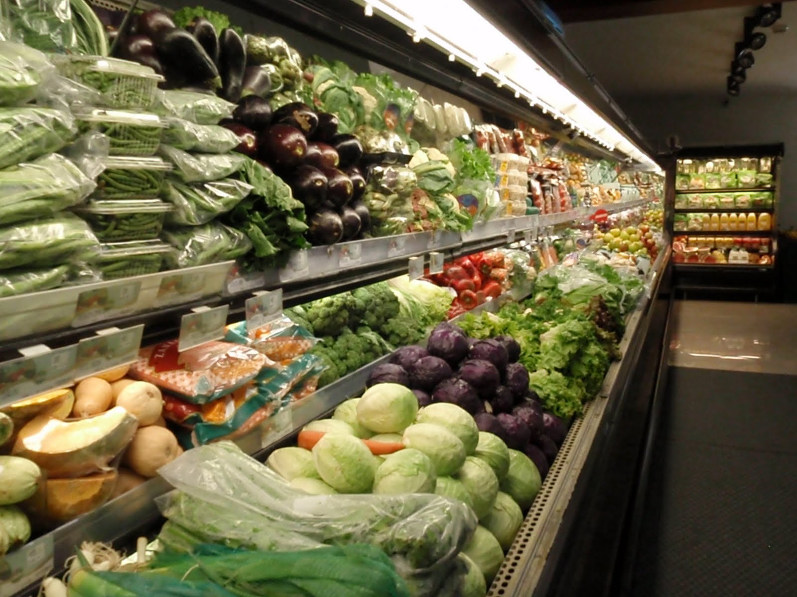 На прилавках магазинов лежат отборные. Выкладка овощей. Овощи в магазине. Ассортимент овощей. Овощи и фрукты в супермаркете.