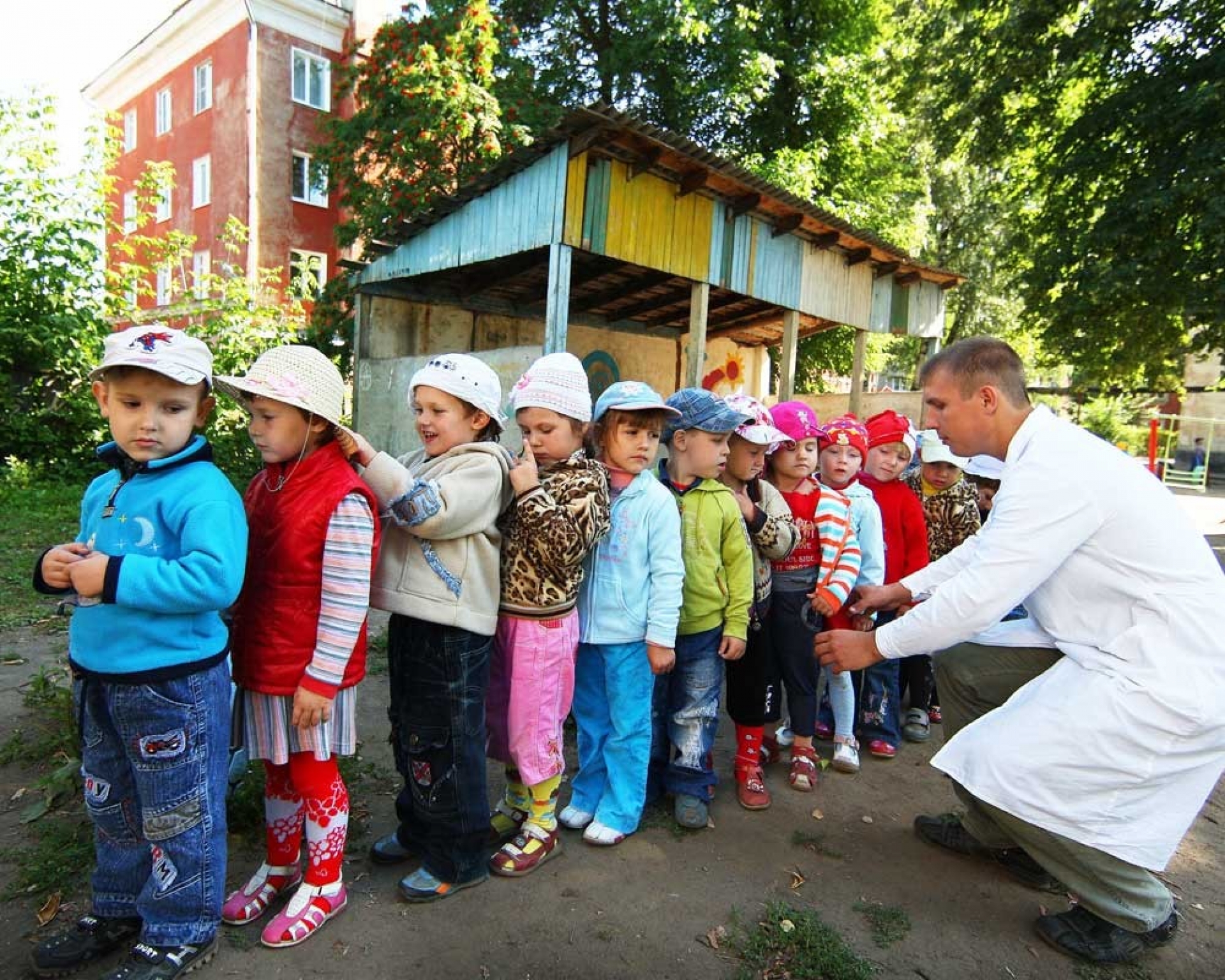 Детский сад отдавать. Очередь в детские сады. Дети в очереди. Очередь из детей. Дети в очереди садик.