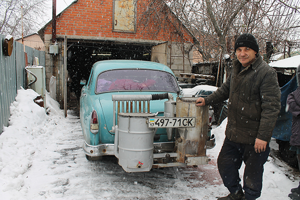 «Антикризисный» способ. Украинские автомобилисты переходят на дрова