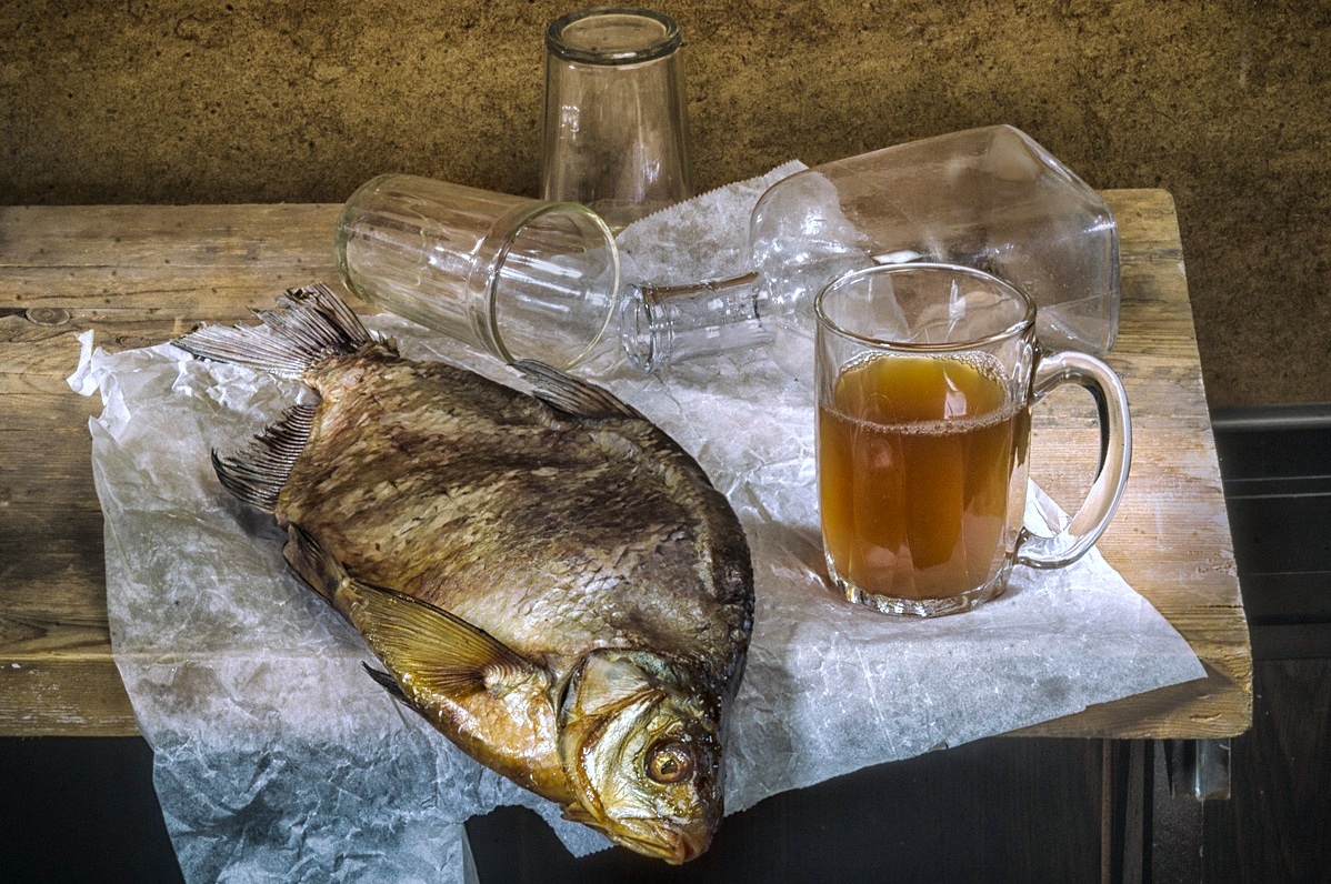 Натюрморт с пивом и рыбой