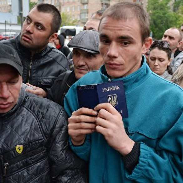 Как мигрант спасает Украину
