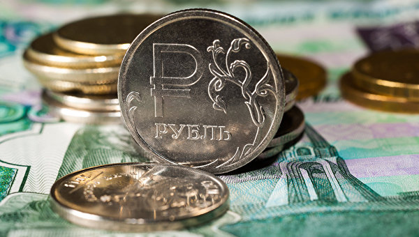 Инвесторы скупают рубли после сокращения добычи нефти