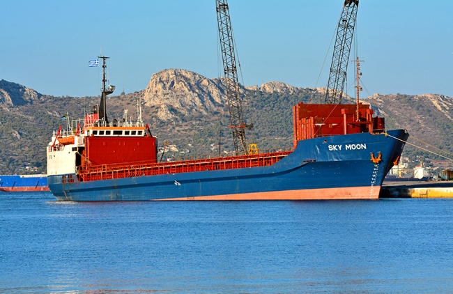Украина присвоила иностранное судно с грузом за заход в Крым