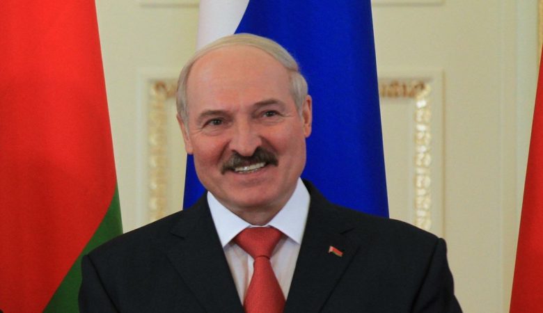 Белорусы разочаровались в Лукашенко: Только на золотом унитазе и летает