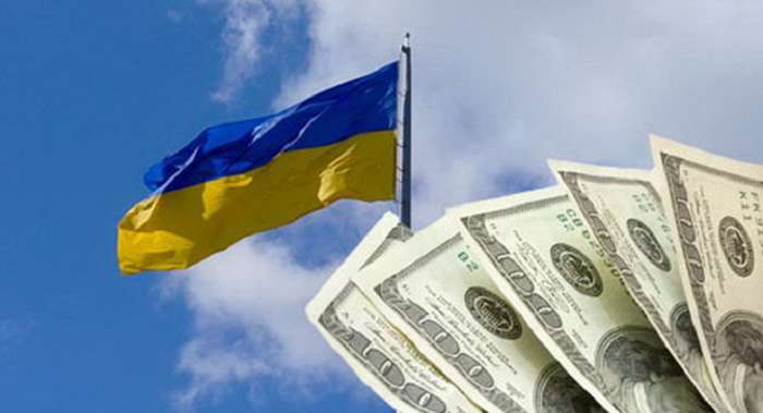 Слезы гастарбайтеров: переводить деньги на Украину стало сложнее