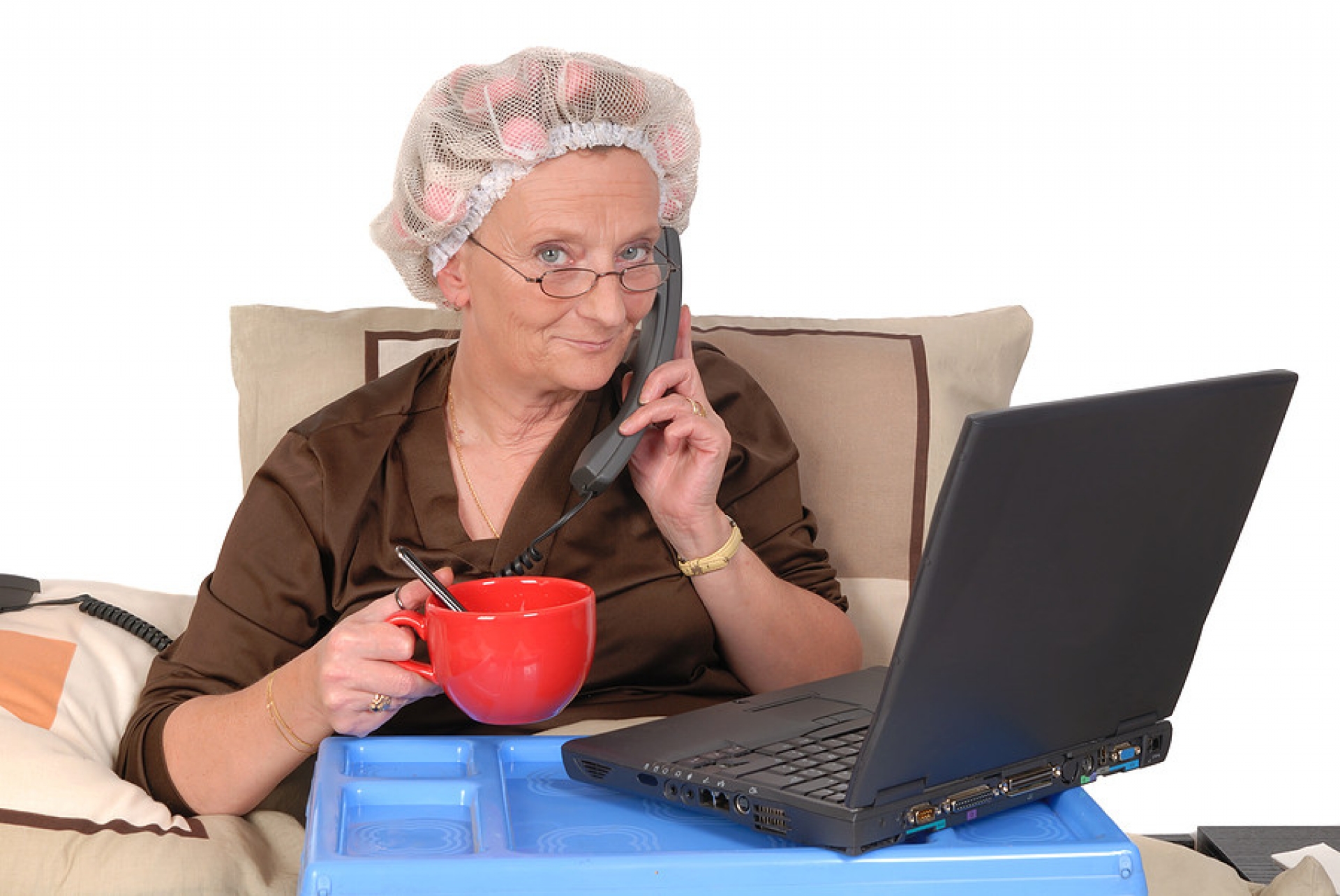 Бабушки устают. Бабушка и компьютер. Бабушка на работе. Бабка с ноутбуком. Женщина в возрасте за компьютером.