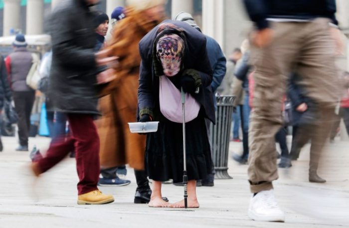 Неравный бой с нищетой: в Латвии «помогут» бедным, но не сразу, и не всем