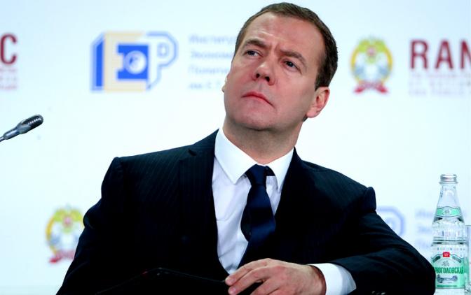 Медведеву пора вспомнить лозунг Сталина