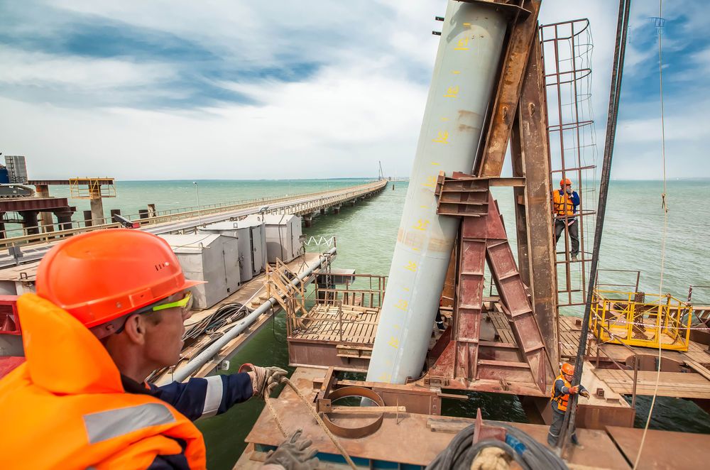 Строители Крымского моста приступили к бетонированию самой мощной опоры