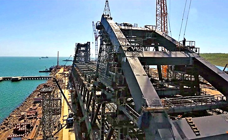 Плавучие опоры для перевозки арок Керченского моста вывели на воду