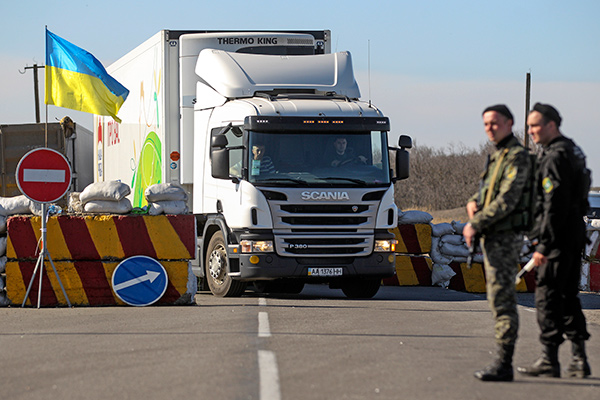 Блокада Крыма: полуостров справляется, а Украина страдает