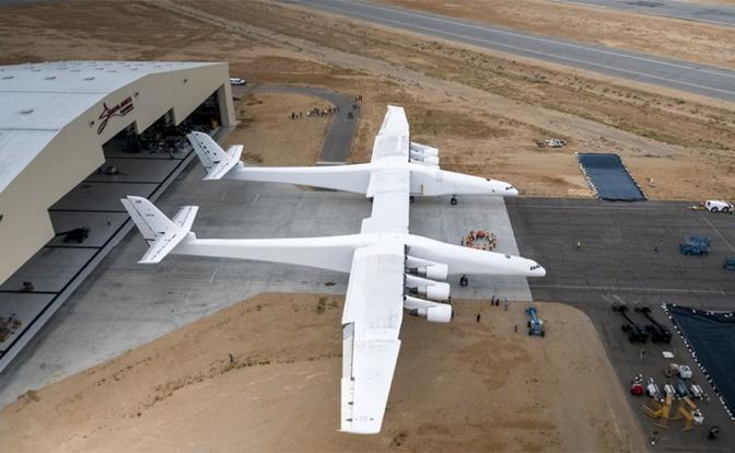 США создали гигантский самолет для мира и войны