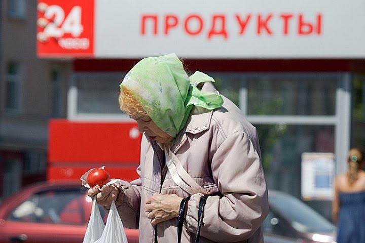 Малоимущие россияне получат 10 тысяч рублей на продуктовые карточки