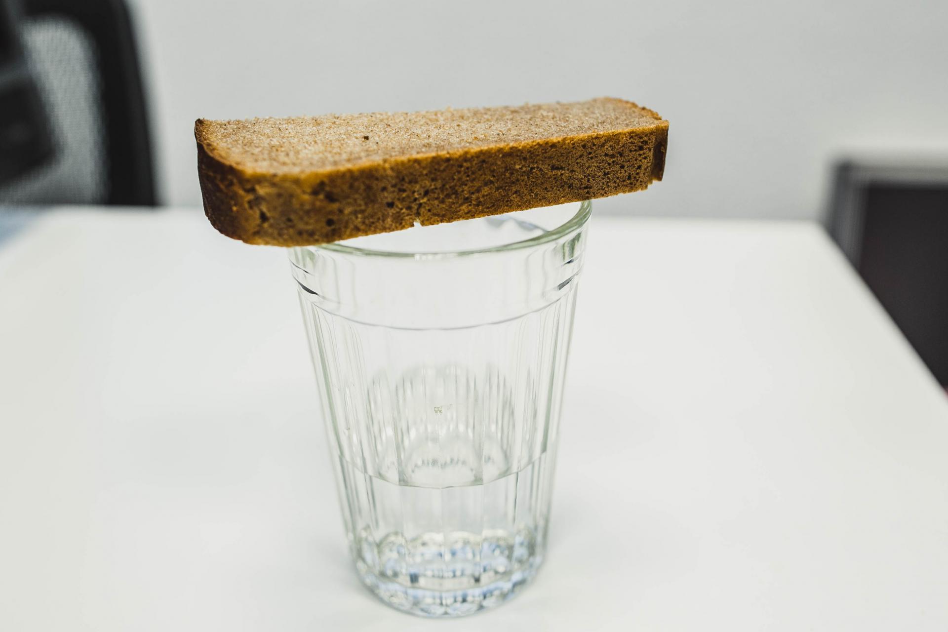 Вода на поминки. Стакан с хлебом. Рюмка с хлебом. Стопка с хлебом.