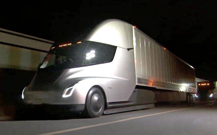 Появилось видео разгона электро-грузовика Tesla