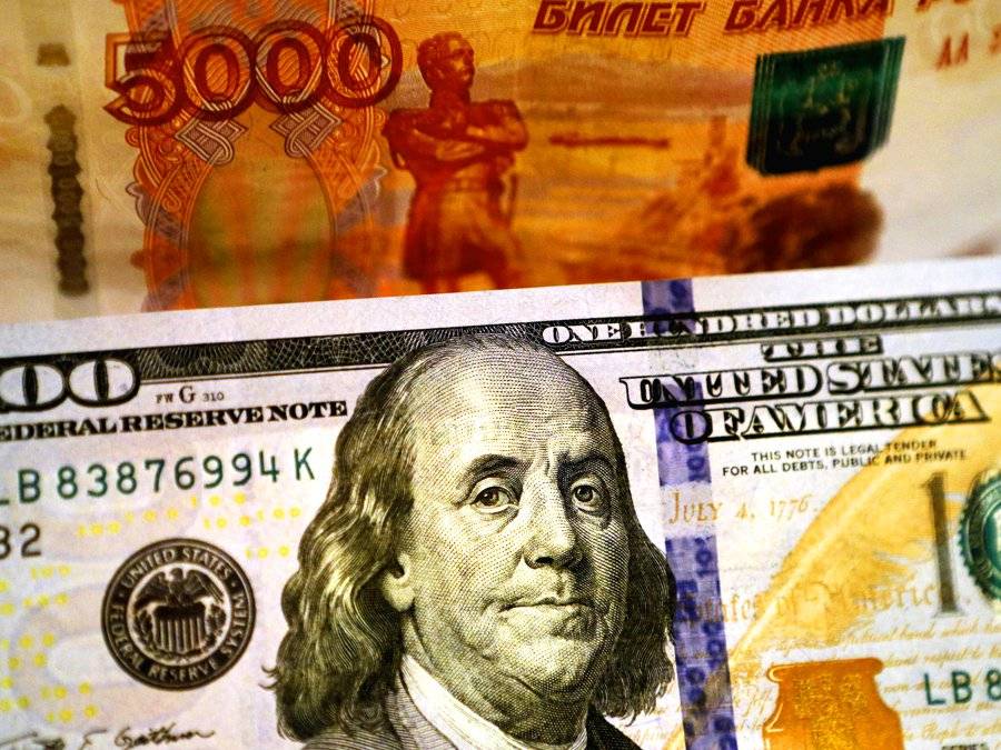 Рубль готов упасть: российские банки остались без валюты