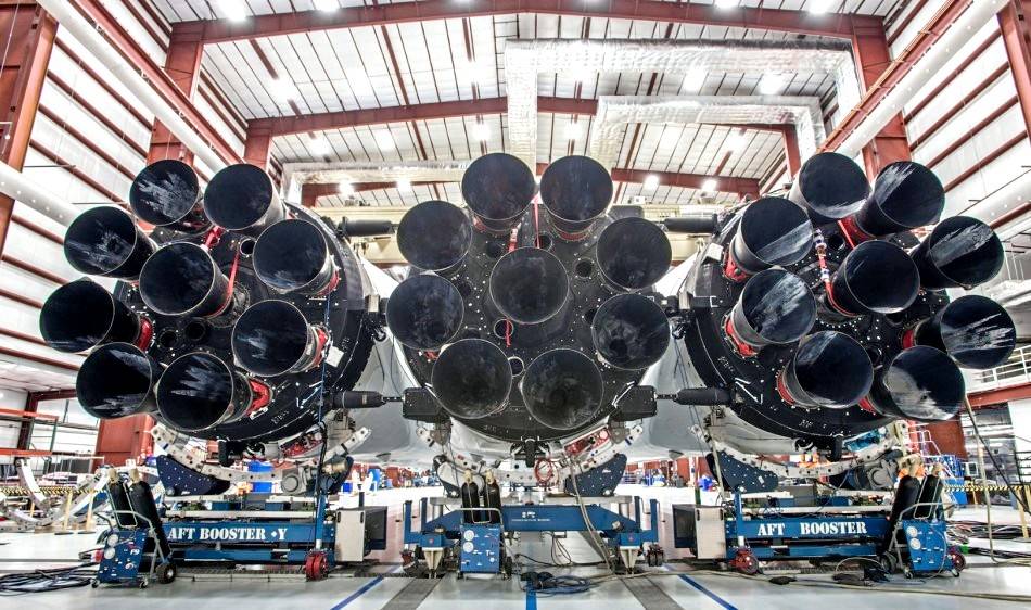 SpaceX впервые показала самую тяжелую ракету в мире