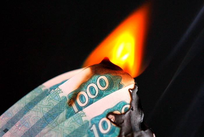 ЦБ РФ избавляется от рублей, лихорадочно скупая доллары
