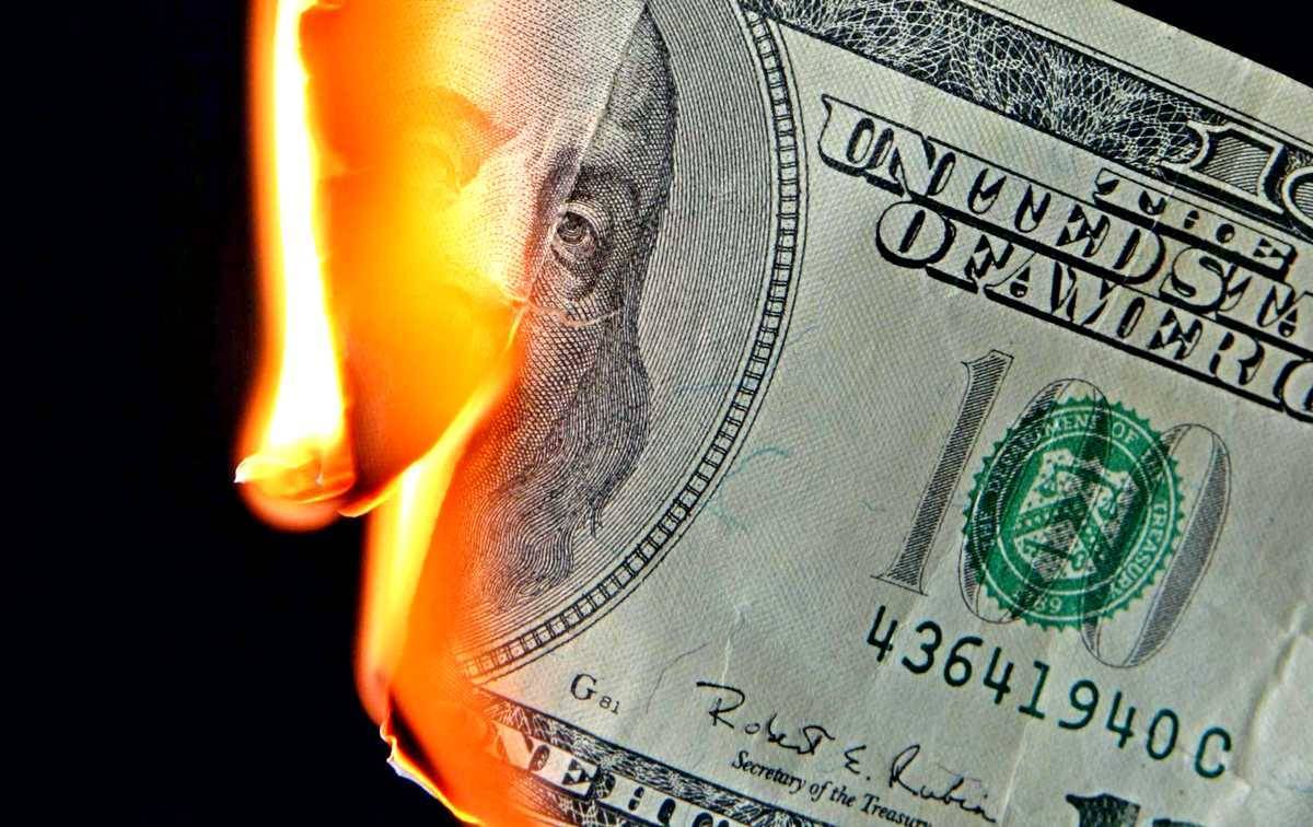 Запрет доллара, нефтяное эмбарго и дефолт: что грозит России?