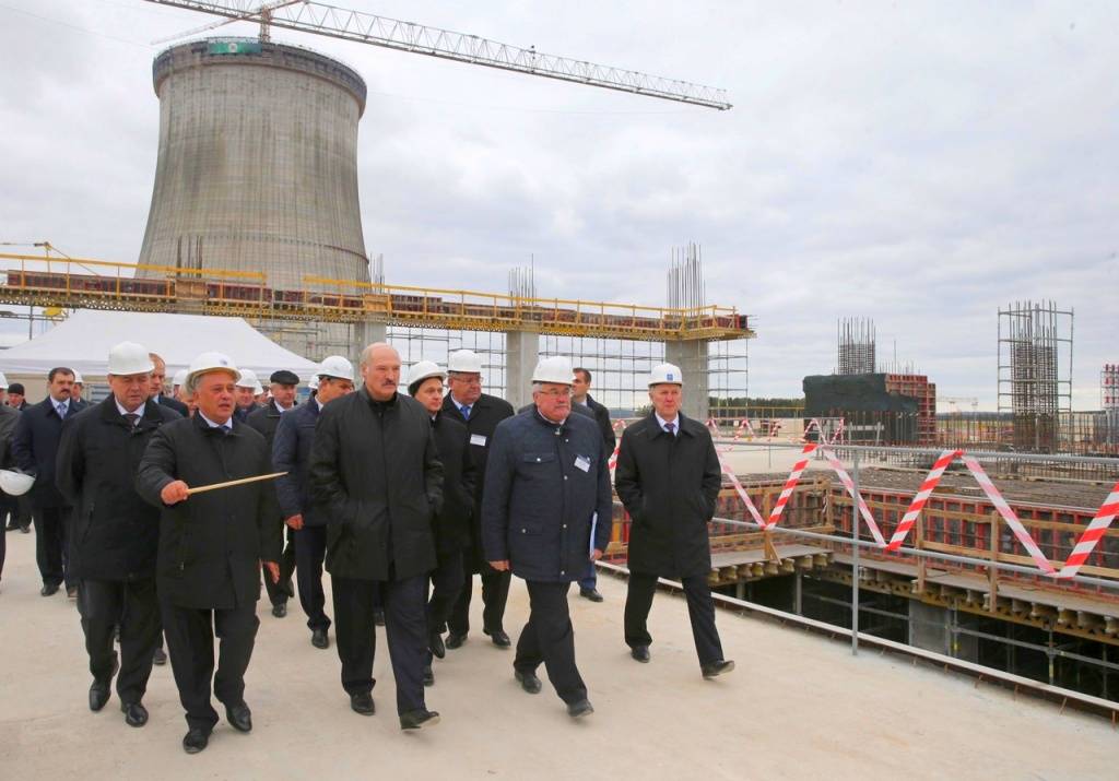 Лукашенко против «Росатома»: Минск «выбивает» скидку на новую АЭС