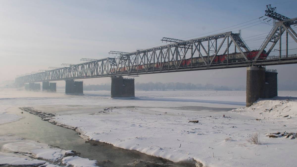Россия и Китай соединили железнодорожный мост через Амур
