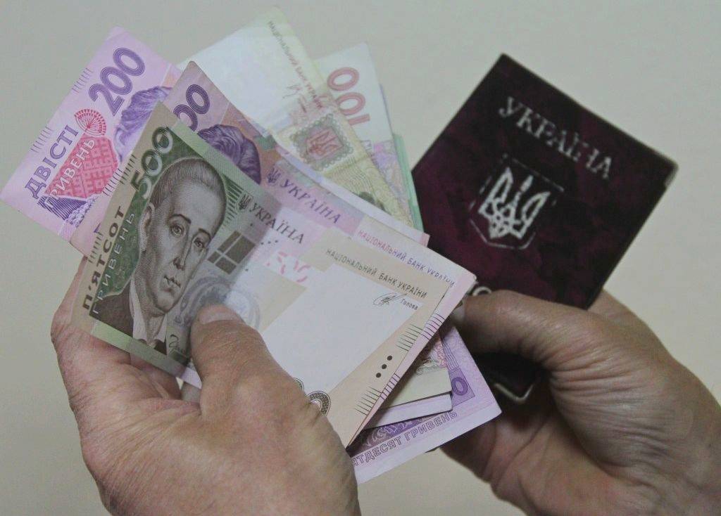Украинцы о выплате Киевом пенсий в Крыме