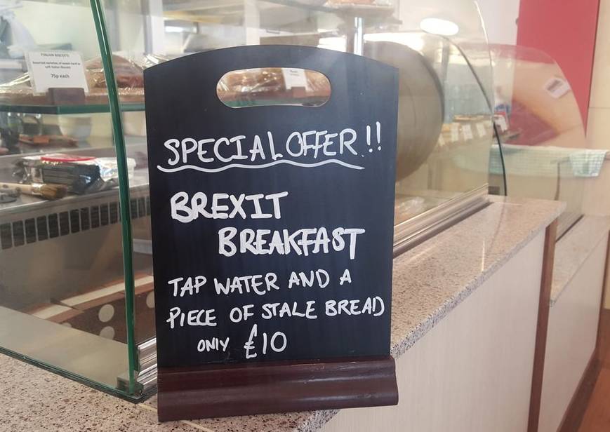 Завтрак брекзит: водопроводная вода и кусок чёрствого хлеба за 10 фунтов - горькая ирония британцев о выходе из ЕС и локдауне