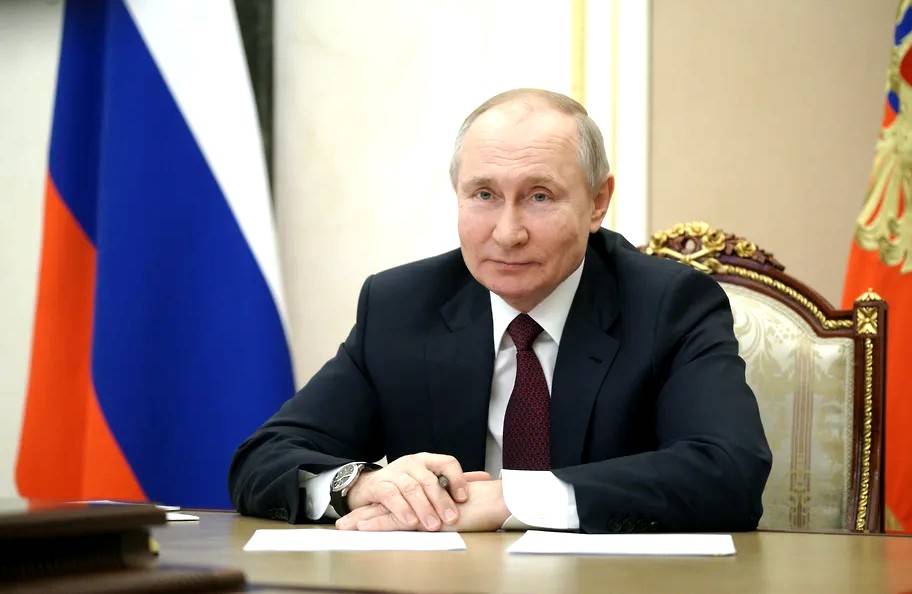 Путин поручил спасти россиян от долгов