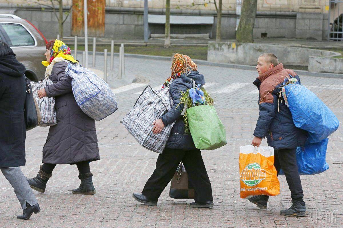 Третья стадия бедности: украинцы проедают свои сбережения