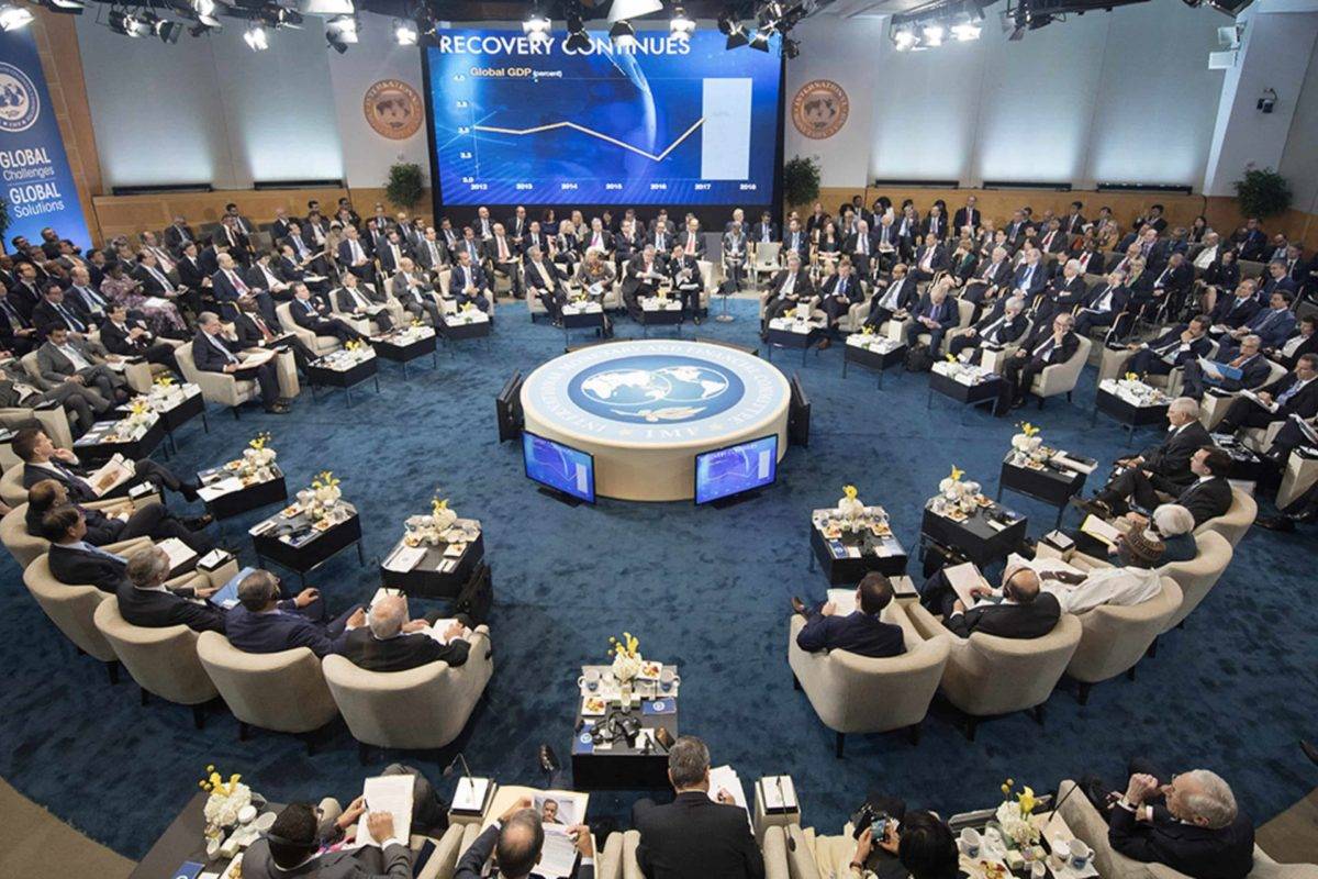 МВФ предупреждает о рисках, а Путин и Байден обмениваются «колкостями» по поводу проблем в экономике