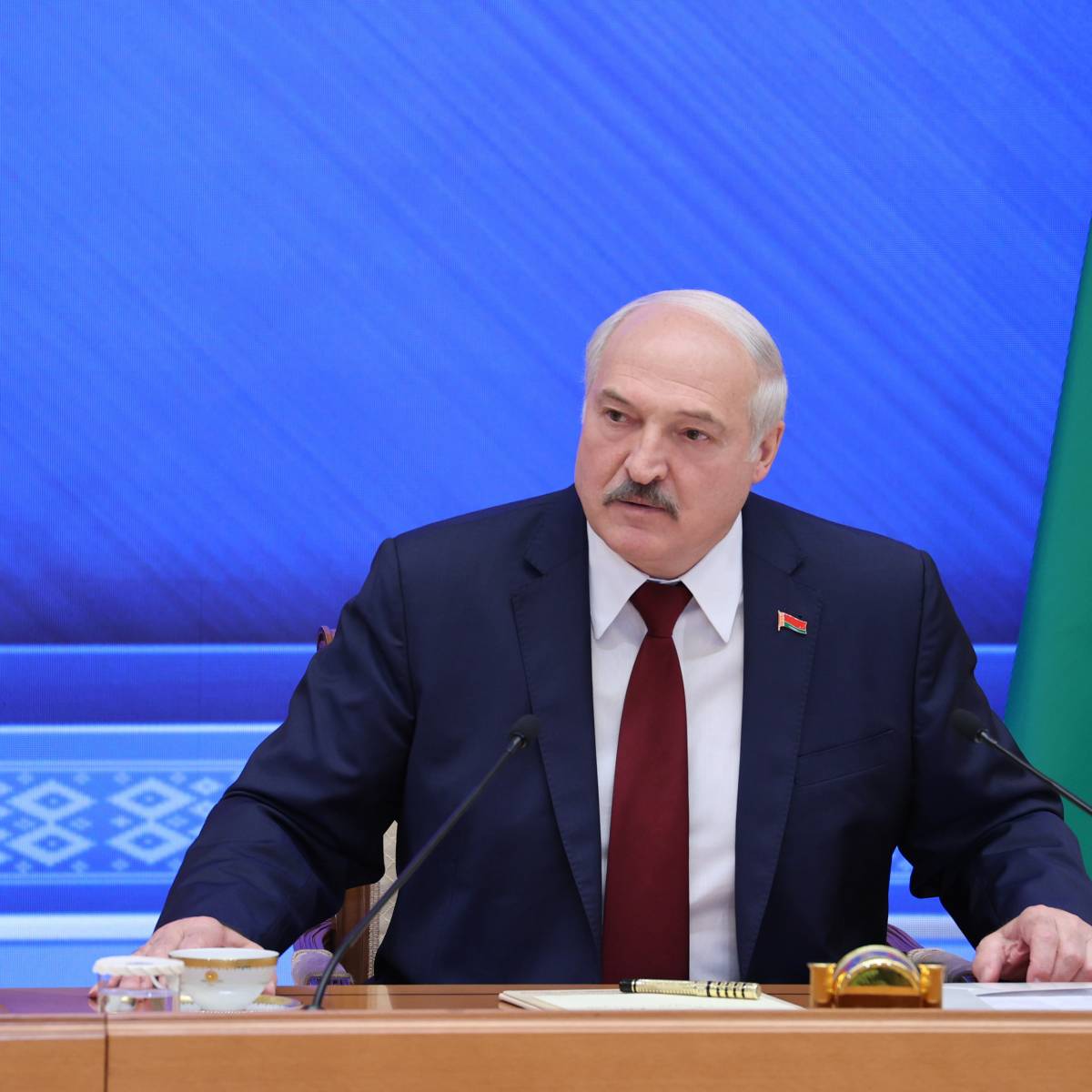 Запад «давит» на Белоруссию с использованием санкций, а МВФ её финансирует