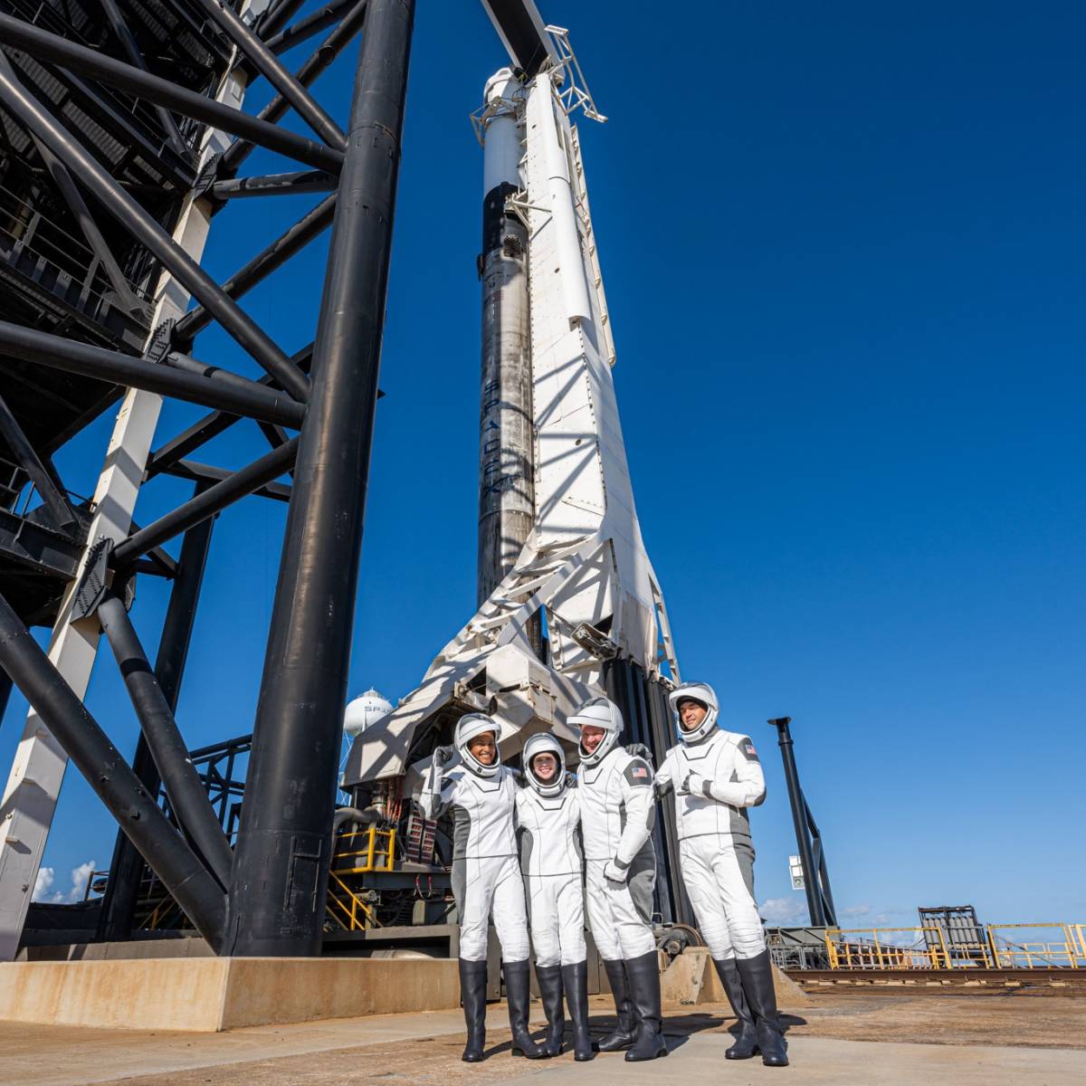 SpaceX первые в истории отправила в космос полностью гражданский экипаж: 200 млн долларов за полёт