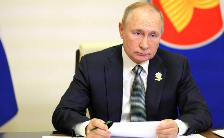 Bloomberg: Цены на газ в Европе упали ниже 1000 долларов после приказа Путина заполнить российские хранилища