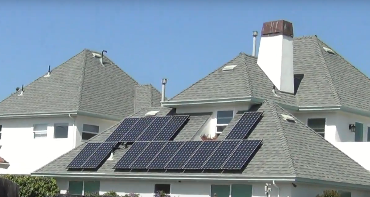 В США: Солнечные батареи на крышах частных домов назвали угрозой для бизнес-модели коммунальных предприятий