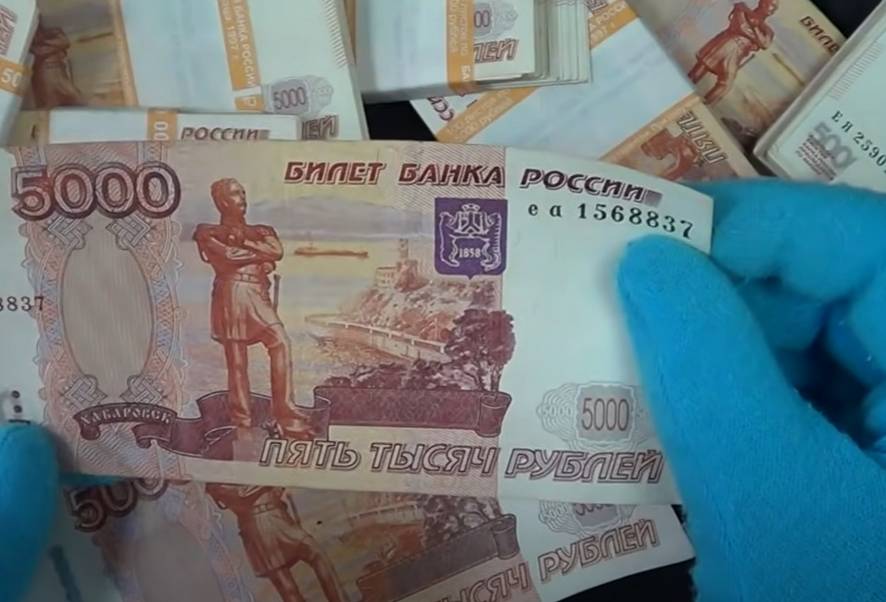 Мосбиржа приняла решение временно приостановить операции на всех торговых площадках, включая фондовый и валютный сектора