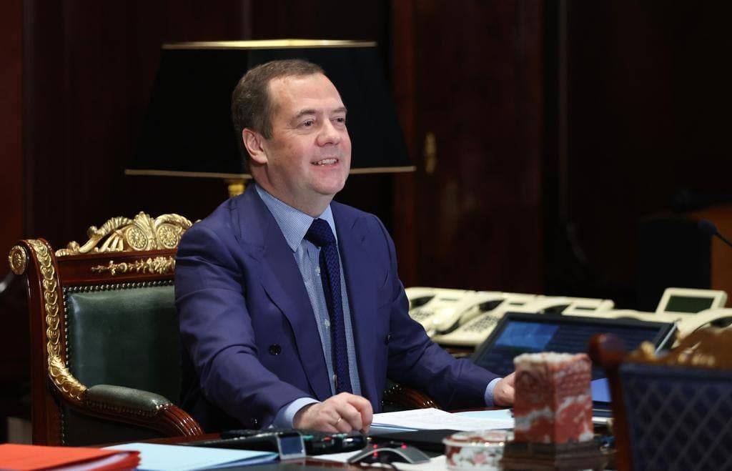 Медведев в ответ на санкции предлагает конфисковать имущество западных стран на территории РФ